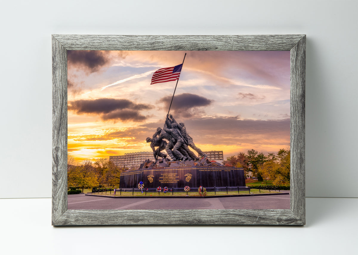 Atardecer en el Monumento de Guerra del Cuerpo de Marines de EE. UU.