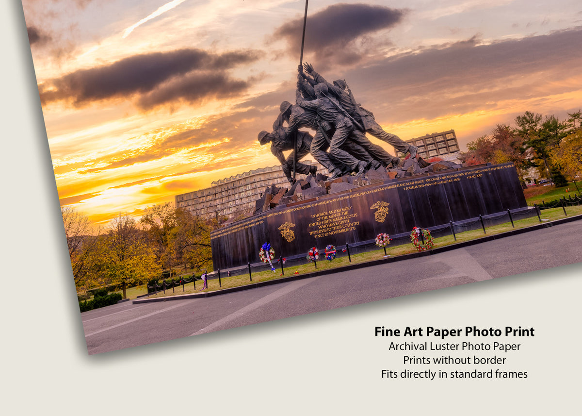 Atardecer en el Monumento de Guerra del Cuerpo de Marines de EE. UU.