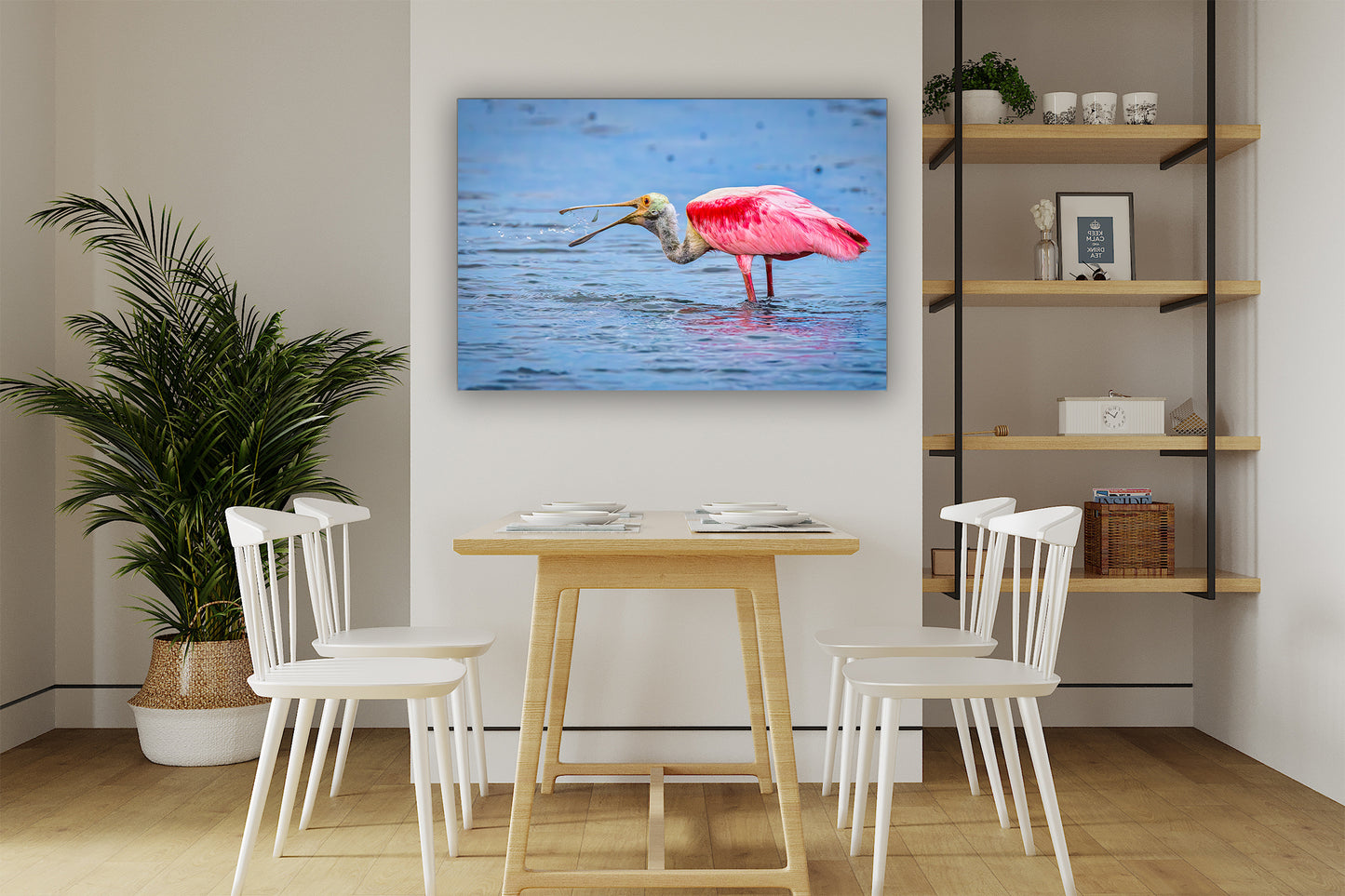 Atrapando la cena con una espátula rosada