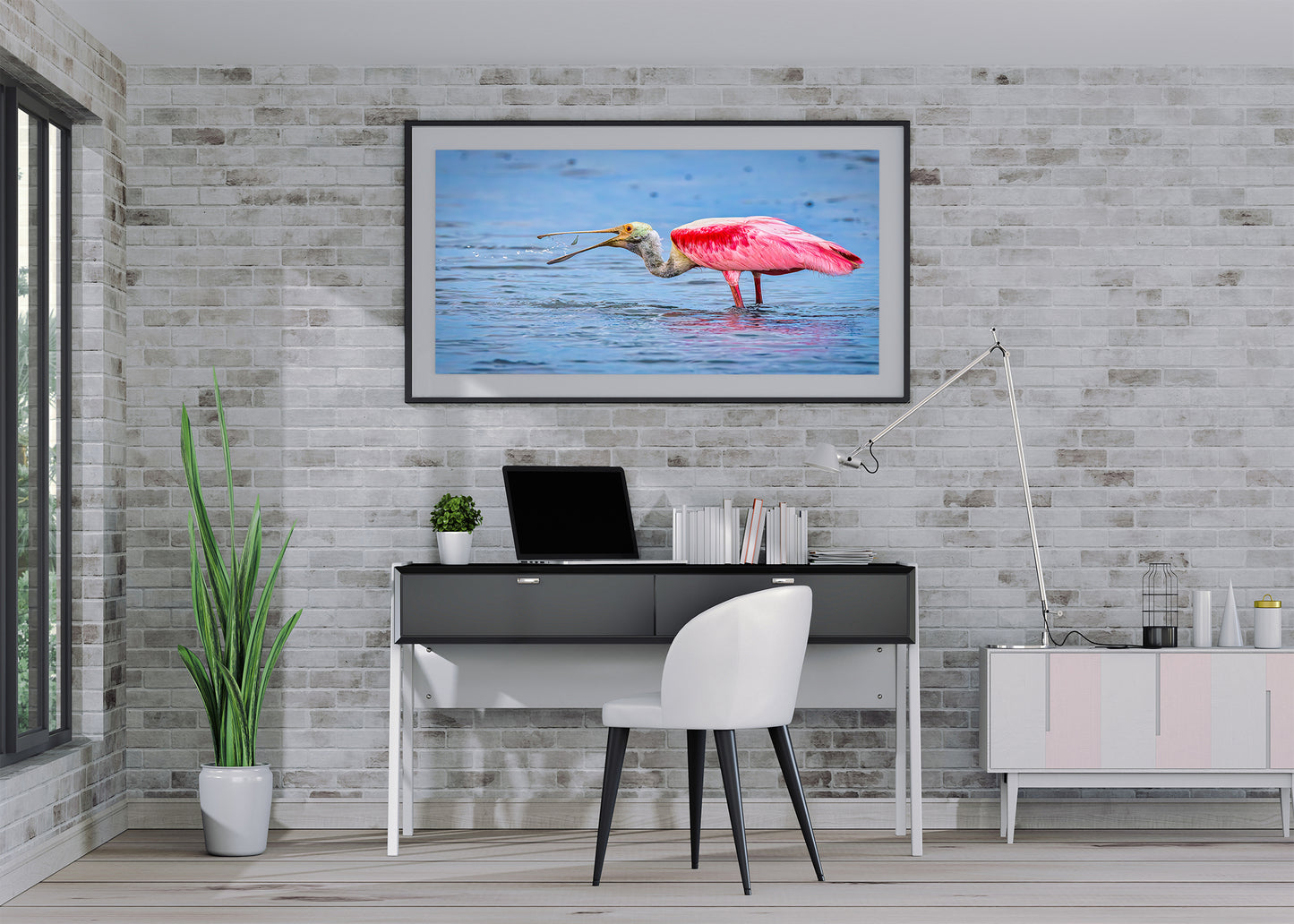 Atrapando la cena con una espátula rosada