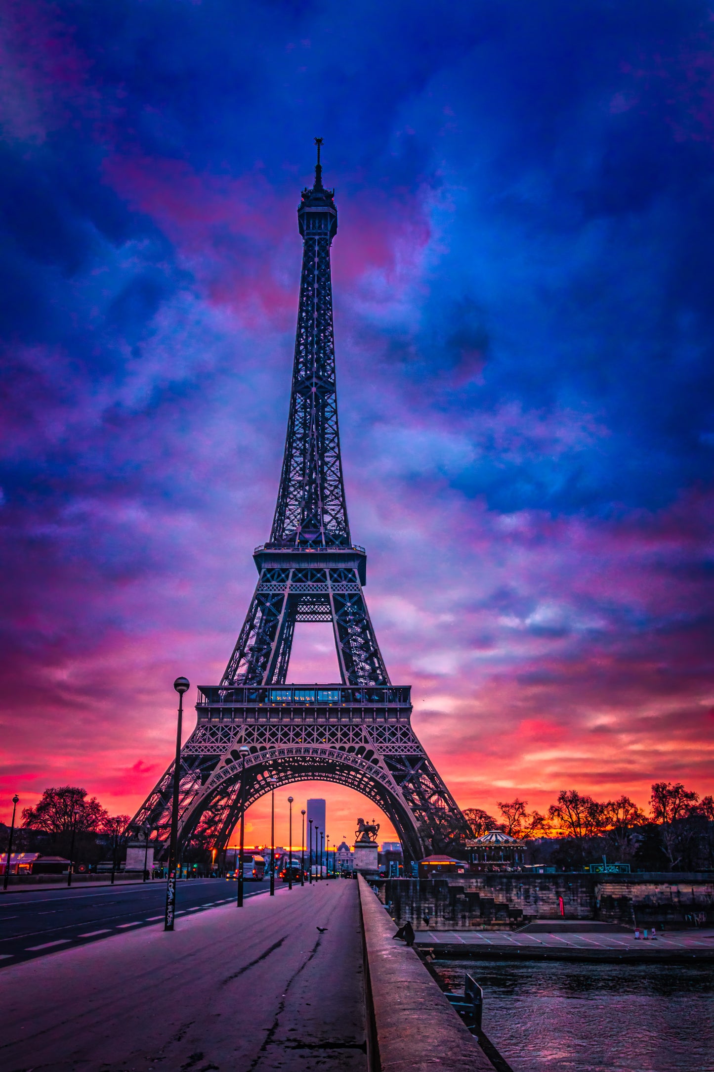Sunset at the Eiffel Tower image 0